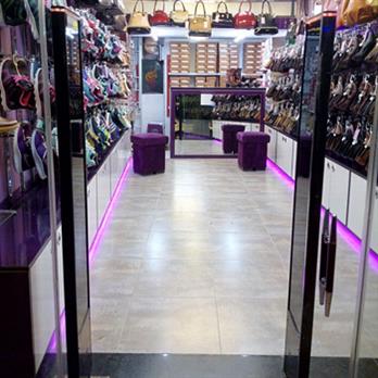 نصب گیت دزدگیر فروشگاهی در فروشگاه کیف و کفش کاشان